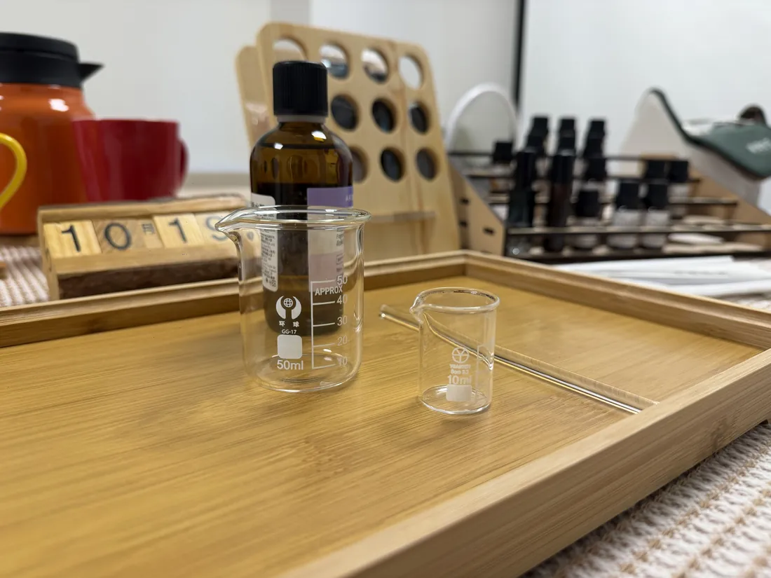 臻息調香課使用的燒杯、精油瓶與竹托盤