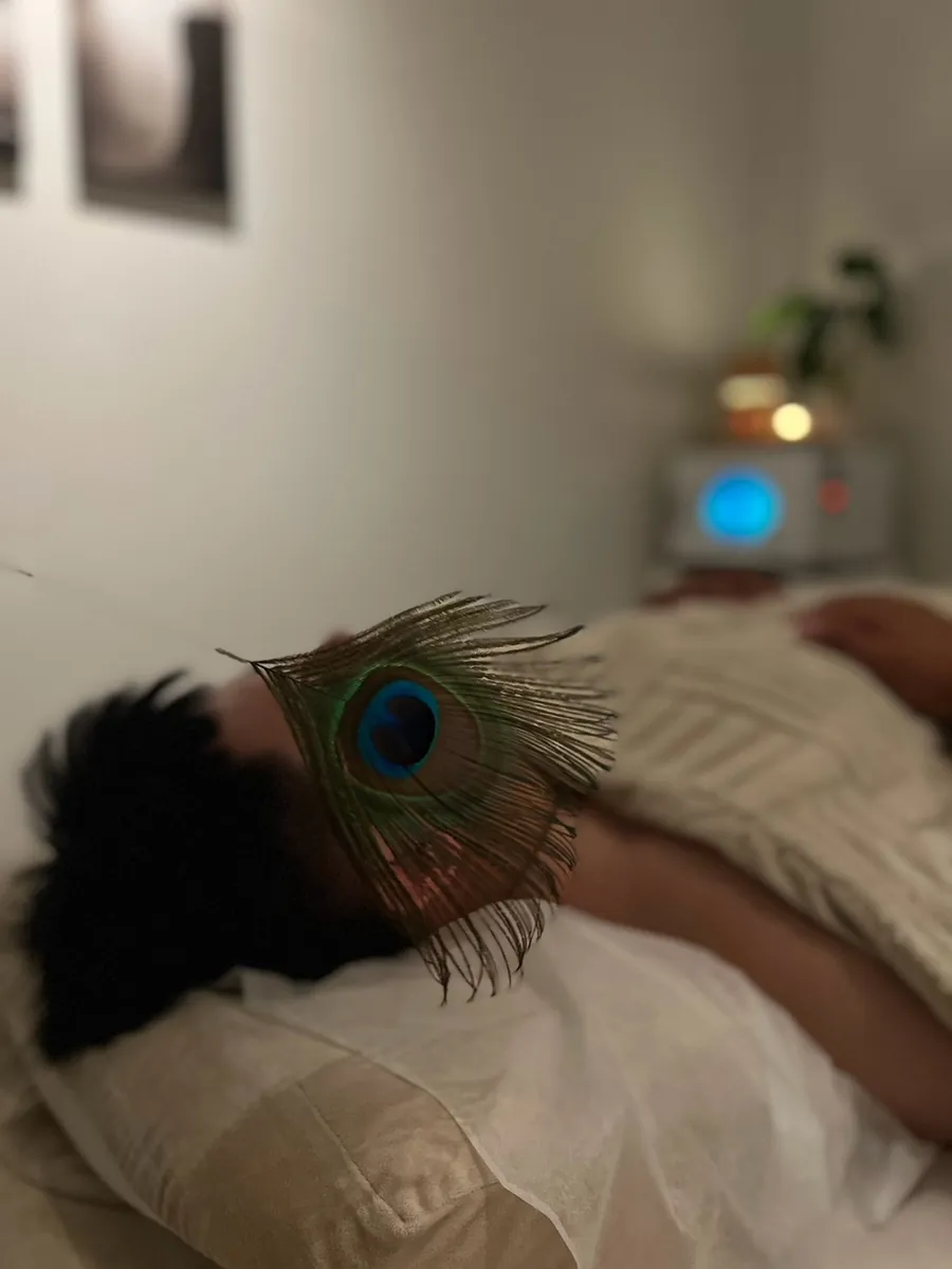 臻息左營工作室采耳時，以孔雀羽毛輕掃耳朵
